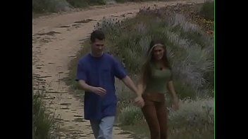 play Brunetka z okrągłymi cyckami zerżnięta na wsi i sperma w ustach