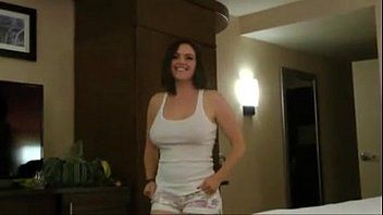 play È un po 'imbarazzata per il fatto che sta facendo sesso con te ed è amica di tua moglie