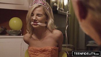 play La blonde salope sauvée par un voisin parce qu'elle ne voulait pas baiser et tuer un ancien client