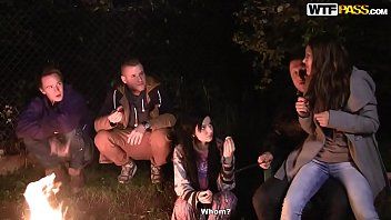 play Baisée à la maison xnxx dans le pays avoir des relations sexuelles devant le feu
