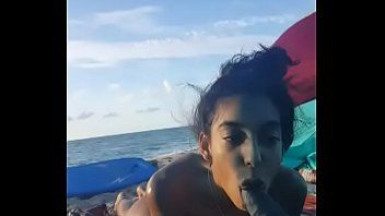 play Sex auf See mit einem Video mit einer Brünetten, die Blowjob macht