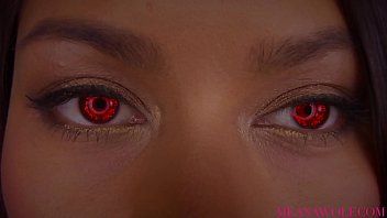 play Xnxx avec un vampire mordant la bite d'un homme
