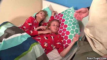 play Fases de video xxx con dos adolescentes frotando una polla erótica