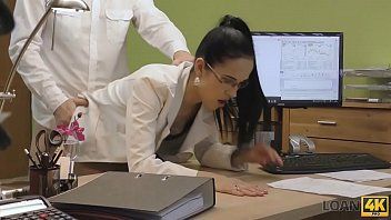 play Xnxx z lekarzem XNXX, który uprawia seks w biurze, uprawiając seks we wszystkich dziurkach