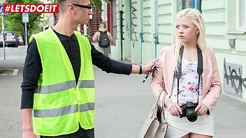 play Baiser un gamin blond faisant un policier local