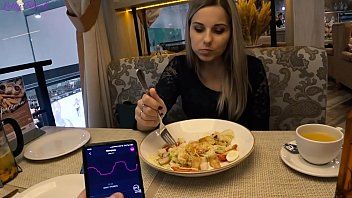 play Idzie do restauracji z wibratorem w jej cipce