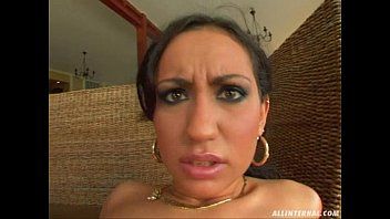 play Eliza, die Tänzerin aus Taraf, nimmt es in ihren Arsch und ihre Muschi, aber sie gibt auch einen Blowjob