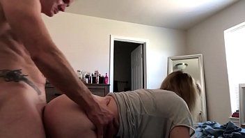 play Hij legt haar op zijn rug en neukt haar hardcore een man met een grote lul