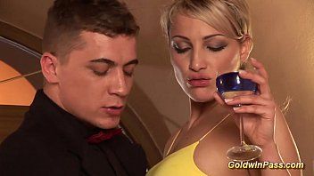 play Filme xnxx Marke Pitipoanca und Cocalarul haben Sex in der Höhle
