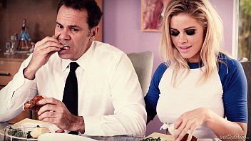 play أفلام Xnxx مع رجال يعطون ألسنة بعد العشاء