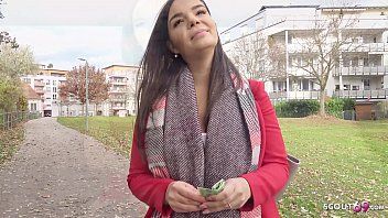play Nastolatka Sofia o apetycznych kształtach uprawia seks bez zabezpieczenia