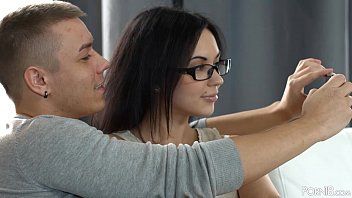 play Selfie casal e sexo anal hardcore com lindos óculos