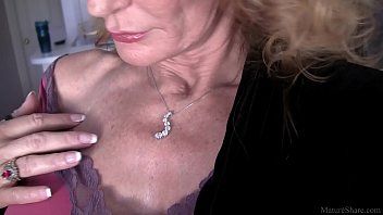 play Mouvements sensuels réalisés par une milf de plus de 55 ans