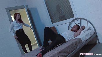 play La puta policía se folla a su amante con una erección