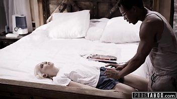play szczupła blond nastolatka zerżnięta przez utalentowanego Murzyna