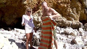 play Femei surprinse pe plaja nud futai cu blonde futute in pizdulice