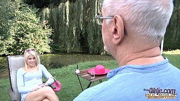 play Elle est assise sur le ventre et se fait pénétrer dans son cul rond