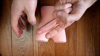 play Wanneer deze man zijn penis in haar kutje stopt, laat hij haar zijn vinger likken