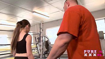 play Die Lehrerin der Mädchen im Fitnessstudio ist geil und geil wie eine Frau