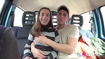 play Elle prend sa douche le matin pour se préparer à aller en ville, mais son copain veut le faire