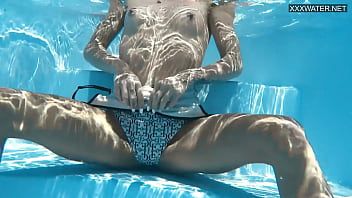 play Adora sa faca plonjari in piscina unde se dezbraca sub apa si este inregistrata