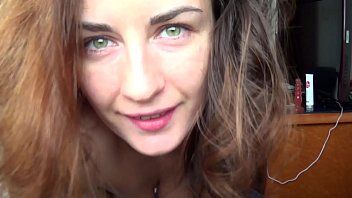 play Dojrzała brunetka masturbuje się i wkłada wibrator do tyłka