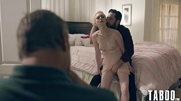 play Parfois, elle garde les yeux fermés quand elle fait du sexe oral et d'autres fois, elle retourne la tête quand elle se fait baiser