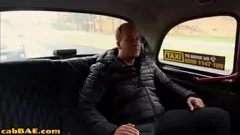 play MILF tetona no puede resistir el sexo al aire libre con taxista