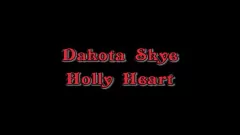 play Holly Heart und Dakota Skye in einer dampfenden lesbischen Begegnung
