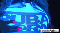 play Samantha Saint's Black Light Solo: Pussy, Boobs en Big Tits blootgesteld