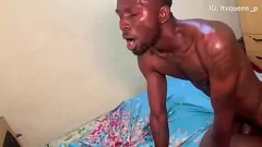 play La chatte humide de l'adolescent ébène se remplit de la grosse bite noire de petit ami