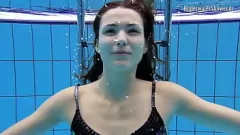 play أدريانا وكاتكا في طقوس العربدة الرطبة والبرية